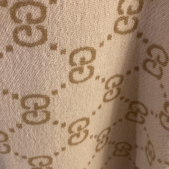 - 𝅺Gucci cashmere/silk wrap - Picture 5 of 7